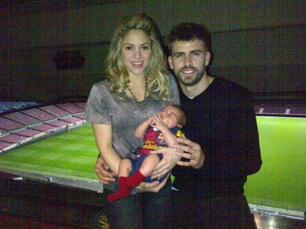 Piqué publicou uma foto com a esposa e o filho no Twitter