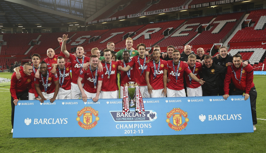 Andreas Pereira comemorando o título do Campeonato Inglês Sub-21 com o time do Manchester United