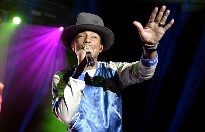 Pharrell Williams cantou no NFL Kickoff 2014