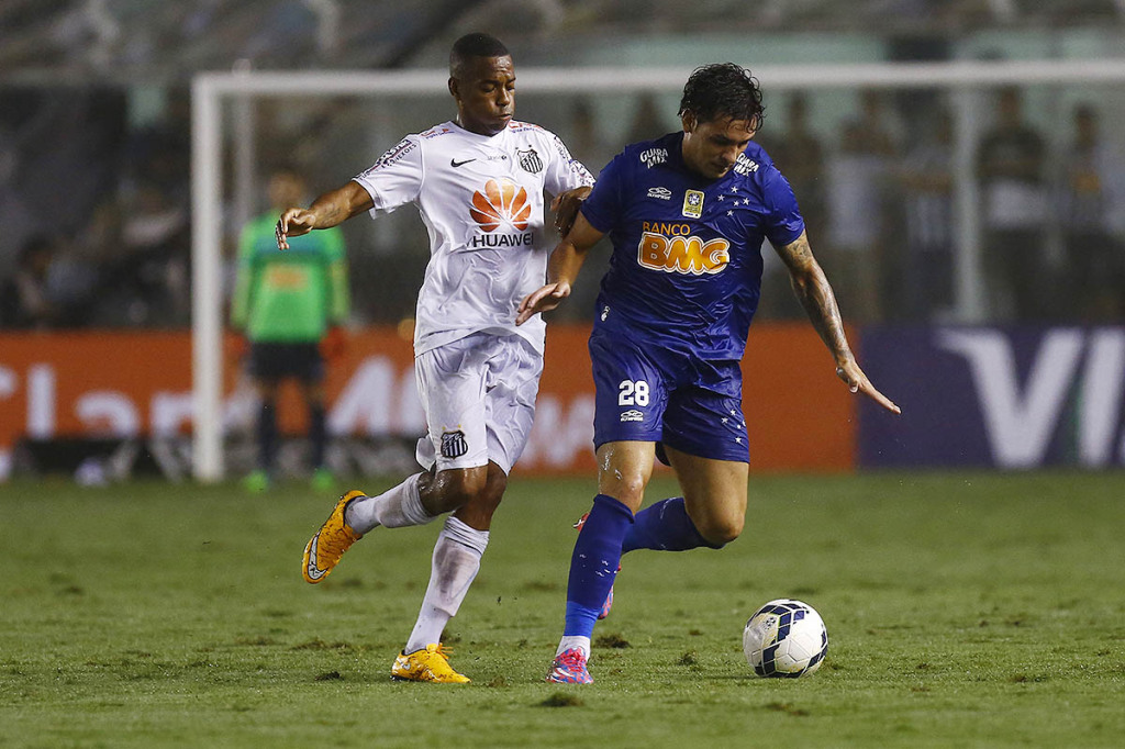 Robinho não foi muito bem no duelo contra o Cruzeiro, na Vila Belmiro