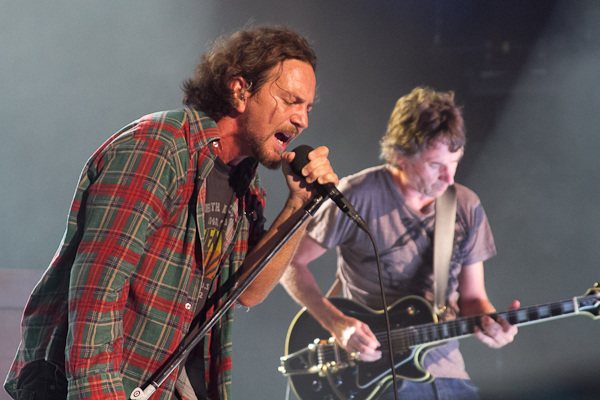 Eddie Vedder, vocalista do Pearl Jam, fiel a estética grunge