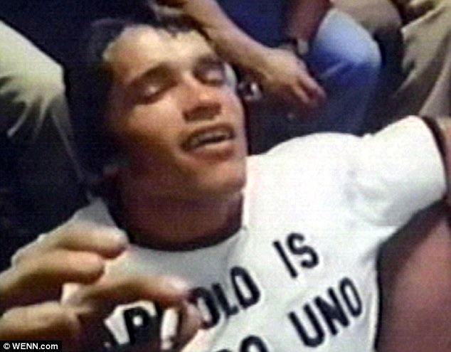 Arnold Schwarzenegger fumando maconha