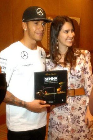 Hamilton veio ao Brasil e ganhou um livro especial sobre a história de Ayrton Senna