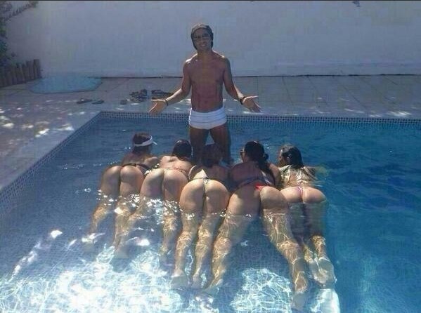 Ronaldinho Gaúcho se exibiu na piscina com cinco mulheres