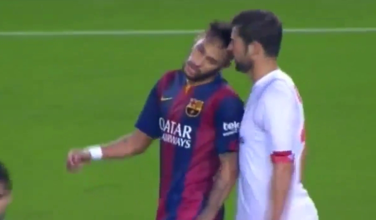 Neymar acerta daus cabeças em rival durante jogo do Barcelona
