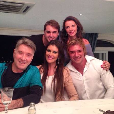 Thor Batista com a namorada, Lunara Campos, o pai, Eike Batista, a mãe, Luma de Oliveira, e o irmão, Olin Batista  