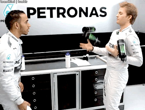 Hamilton tira onda com o companheiro Rosberg antes da corrida