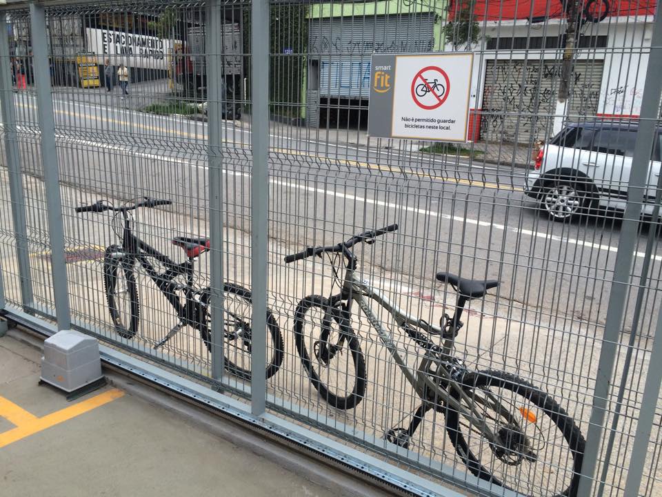 Smart Fit não permite bicicletas em seus estacionamentos