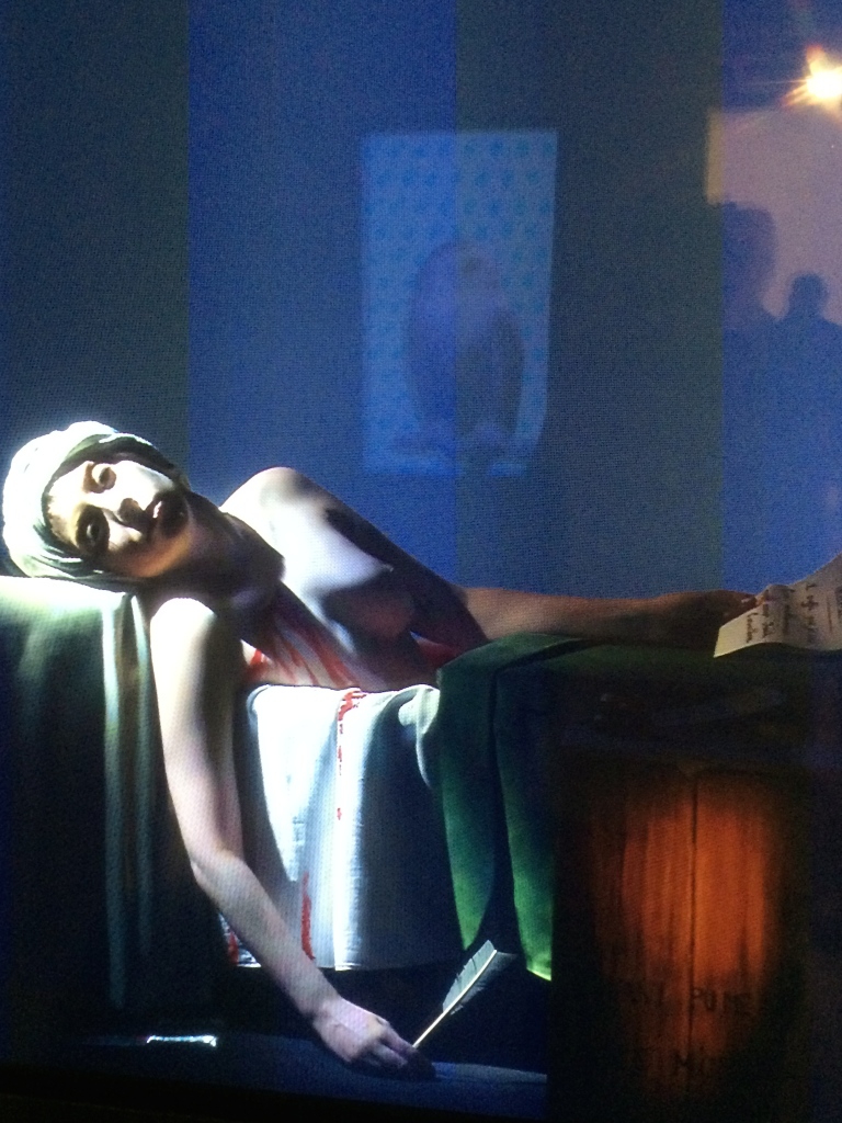Lady Gaga faz a "Marat Assassinado", reprodução da clássica tela de David, em novo vídeo-retrato de Robert Wilson 