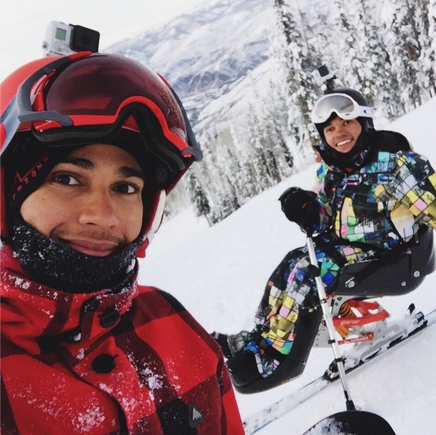 Hamilton curtiu uma tarde de esqui com seu irmão
