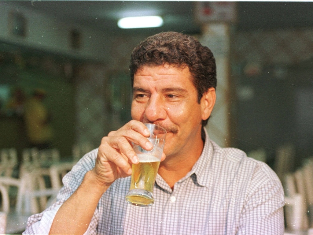 Joel, em 1995, desfrutando uma cerveja gelada
