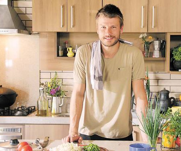 Rodrigo Hilbert, depois de ser modelo e ator, faz sucesso como apresentador de programa culinário