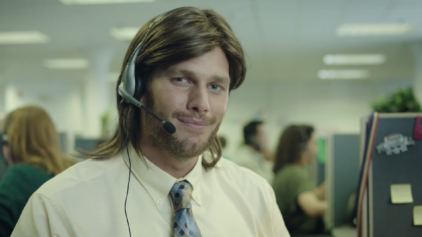 Tom Brady vira operador de telemarketing em comercial