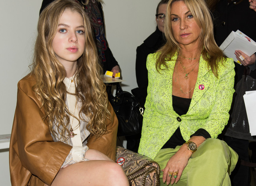 Anais Gallagher ao lado da mãe, Meg Matthews, na Semana de Moda de Londres de 2013