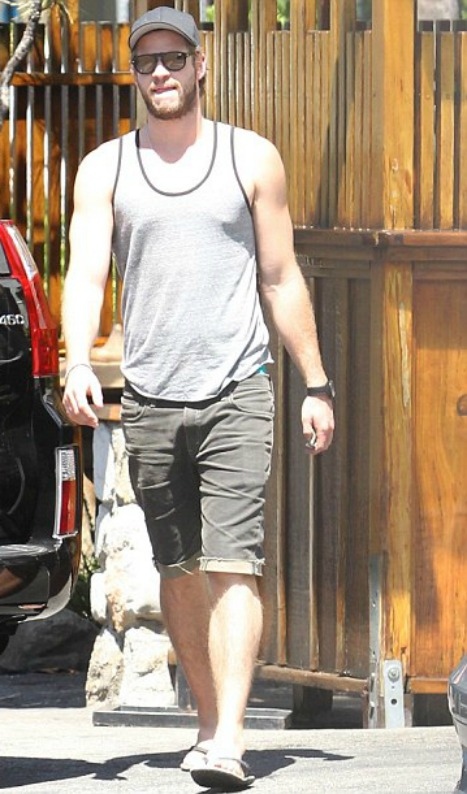 O ator Liam Hemsworth usa regata e nenhuma mulher o critica por isso