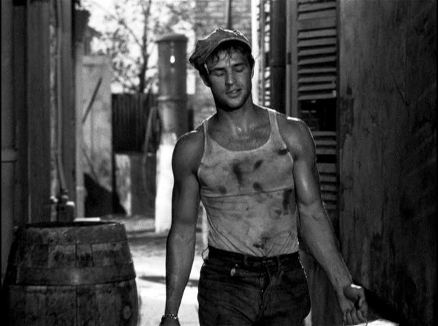 Marlon Brando de regata no filme Uma rua chamada pecado, de 1951, mostra que a peça só era usada por trabalhadores braçais