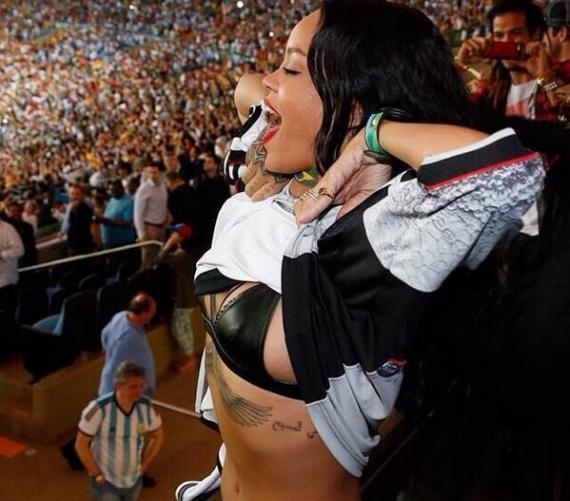 Rihanna sendo tietada por jogadores da Alemanha