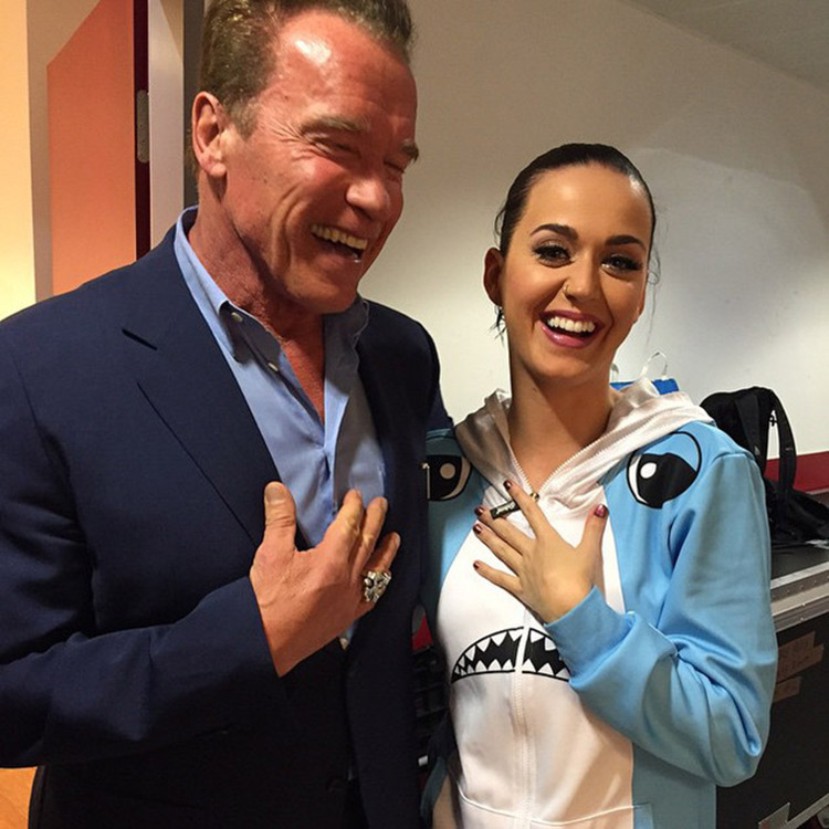 Arnold Schwarzenegger catou a Kátia, ops, a Katy Perry no camarim do seu show na Áustria