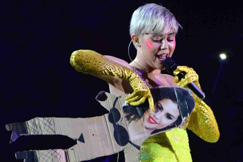 miley-cyrus-selena-gomez-italy-live-cut-out-ipostworld