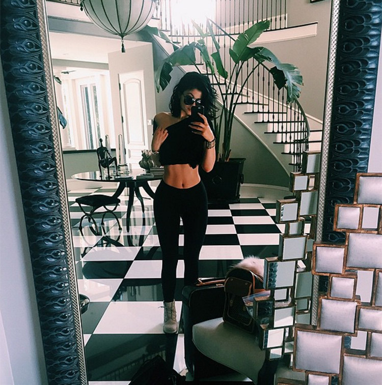 Kylie Jenner, a caçula dos Kardashian, em selfie na sua "humilde" mansão 