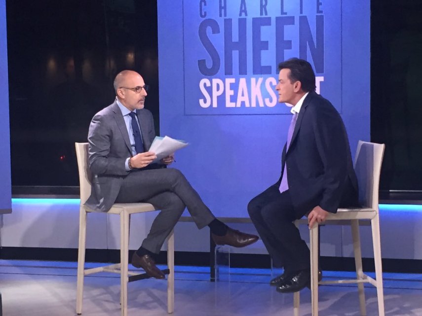 O apresentador Matt Lauer e Charlie Sheen, no programa Today Show, da NBC.