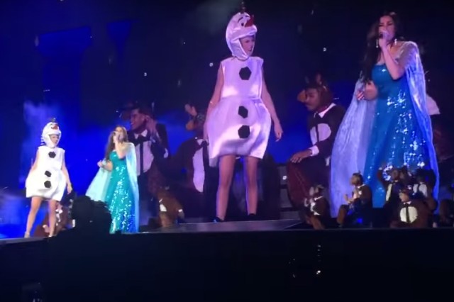 Taylor Swift e Idina Menzel dividiram o palco no Halloween
