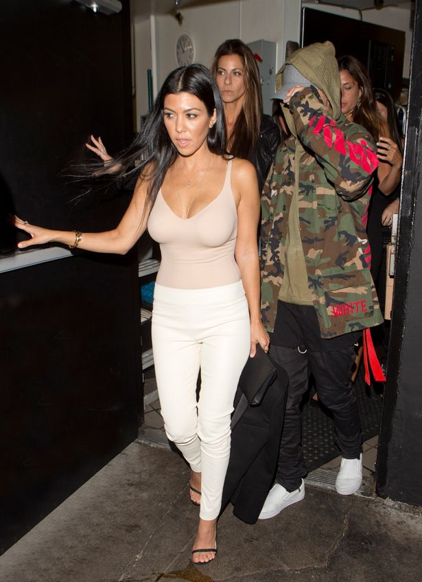Kourtney-Kardashian-and-Justin-Bieber-leaving-The-Nice-Guy-together-in-the-same-car-in-West-Hollywood