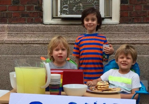 Meninos vendem limonada para ajudar as vítimas de Orlando 