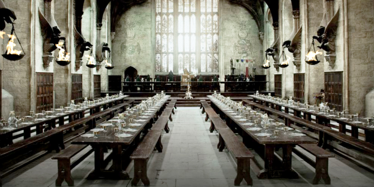Charlotte e Andrew são tão apaixonados pelos filmes de Harry Potter quanto os filhos. Por isso, eles toparam gastar quase R$ 55 mil para transformar a sala de jantar no Salão Principal de Hogwarts. Ficou parecido, né?