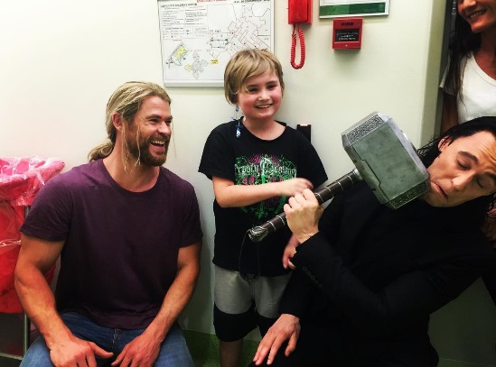 Tho e Loki visitam hospital