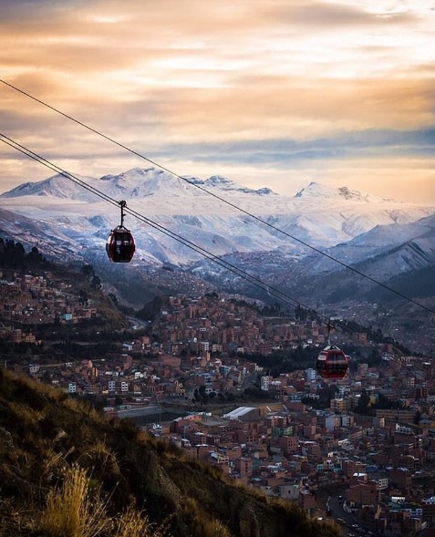 A maioria dos teleféricos é feito para passeios turísticos, mas o Mi Teleférico, na Bolívia, na verdadde é um meio de transporte. Ele fica em La Paz e leva moradores até El Alto, a 4.150 metros de altura. Lá é possível ter uma vista linda dos Andes