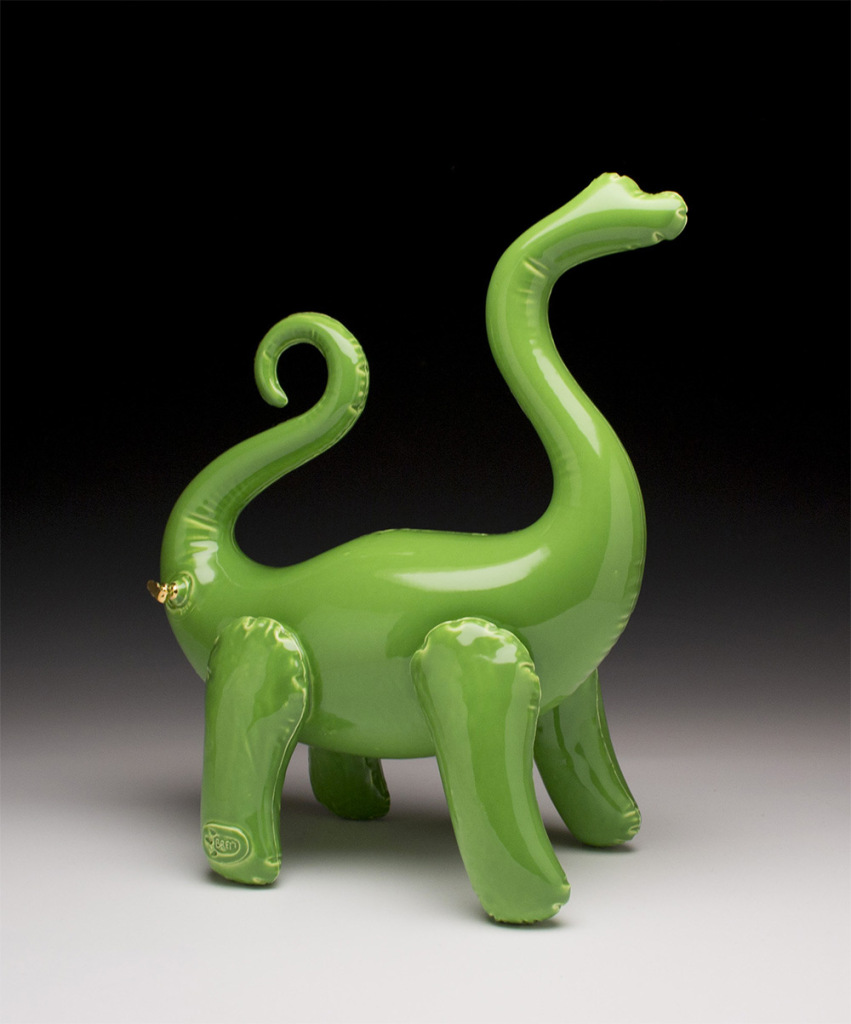 Brett Kern cria dinossauros de cerâmica que parecem infláveis