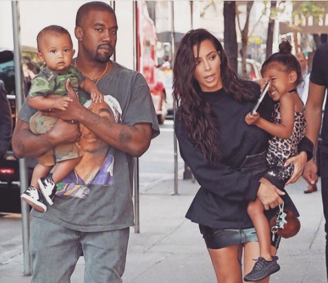 Kanye West e Kim Kardashian com os filhos Saint e North West
