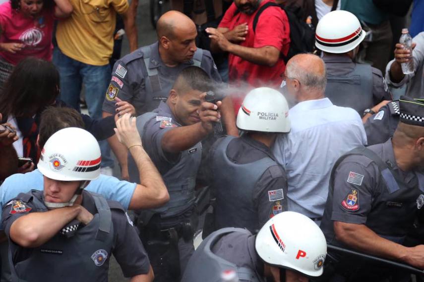 O ex-senador Eduardo Suplicy foi alvo de repressão policial