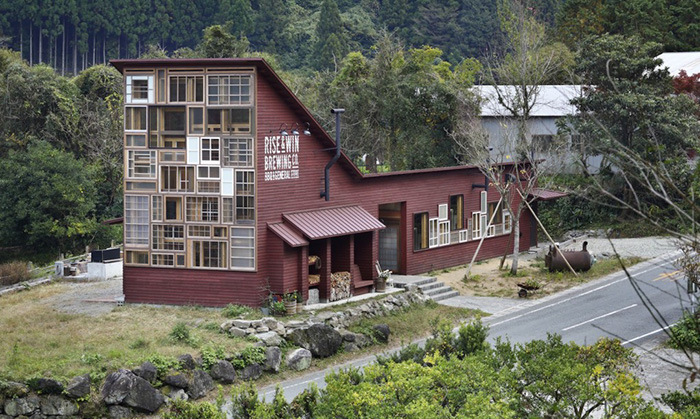 O Kamikatz Public House é um projeto do escritório de arquitetura Hiroshi Nakamura & NAP e ganhou o Prêmio WAN Edifícios Sustentáveis 2016. O projeto não ganhou apenas por seu design incrível, mas por ser construído 100% com materiais recicláveis que vieram diretamente do lixo