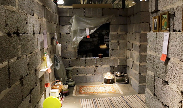 Trabalhando com a Cruz Vermelha da Noruega e a agência de publicidade POL, a IKEA instalou um modelo de casa síria dentro de sua loja. O local, na verdade, é uma réplica de uma casa que fica em Damasco e pertence a uma mulher que se chama Rana. Ela vive ali com nove integrantes da sua família