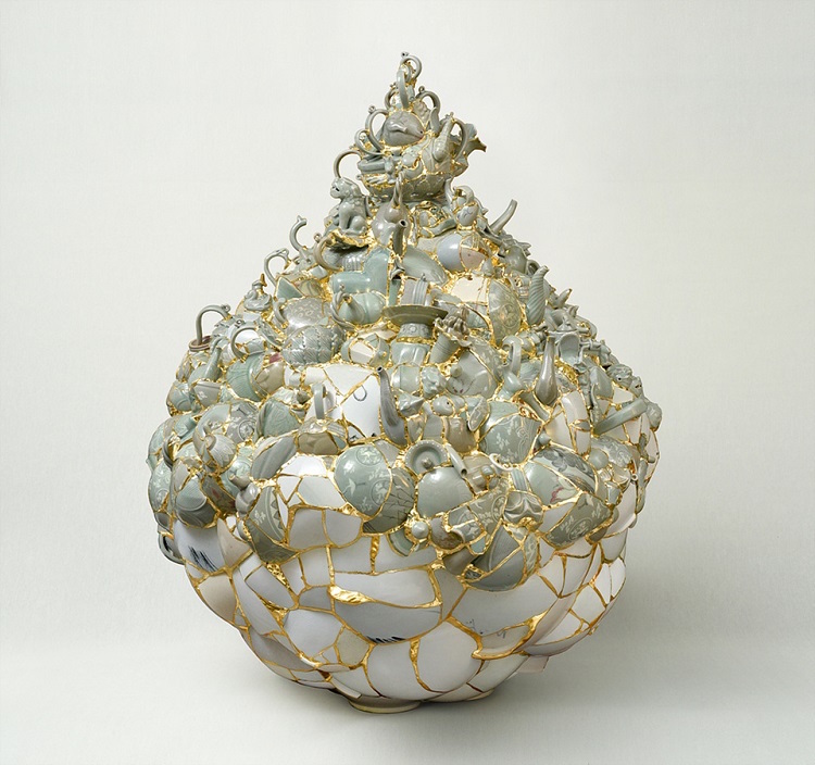 Artista coreana cria peças com cerâmica descartada coladas com ouro