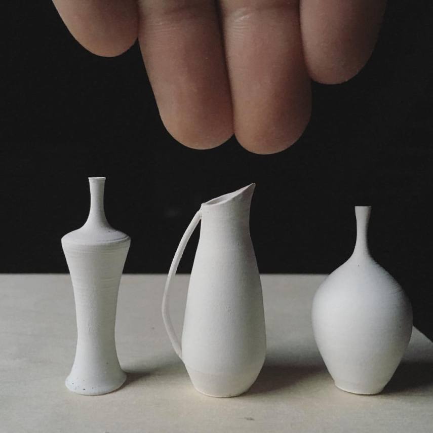 Artista faz peças de cerâmica menores que um dedo