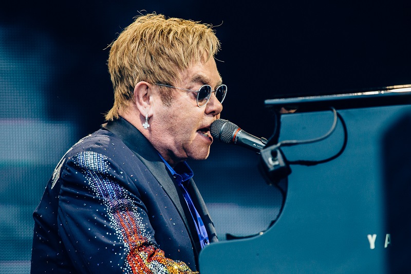 Elton John volta ao Brasil em 2017