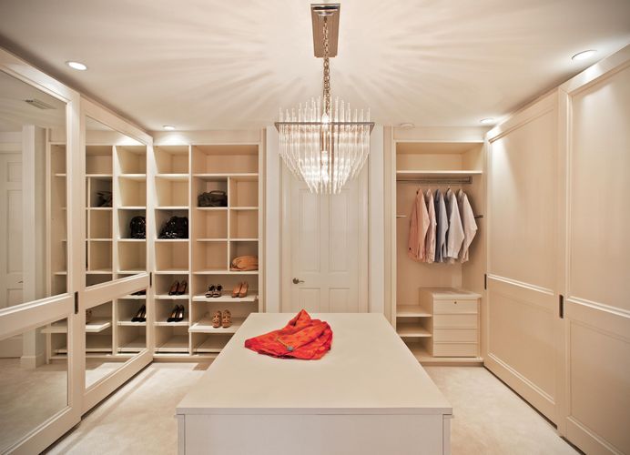 Veja exemplos de closets e armários organizados e lindos