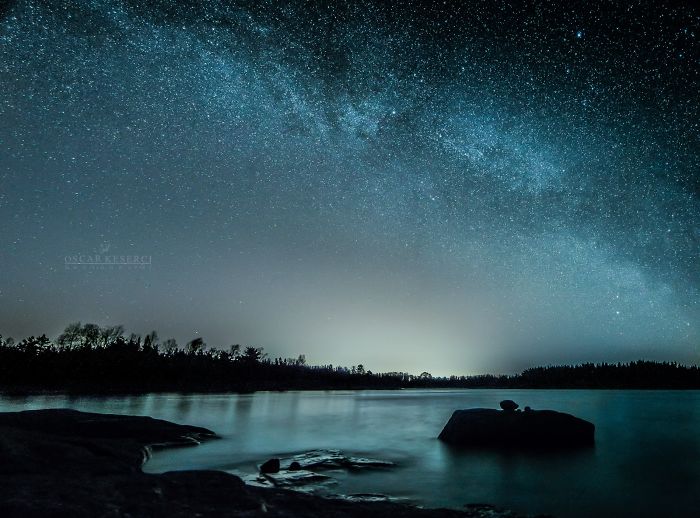 Oscar Keserci passou dois anos fotografando o céu da Finlândia para seu projeto "Noites Azuis", com retratos que nos levam direto para o espaço sideral. Olha que demais!