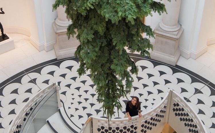 Museu britânico inova com árvore de Natal de ponta cabeça – Vírgula