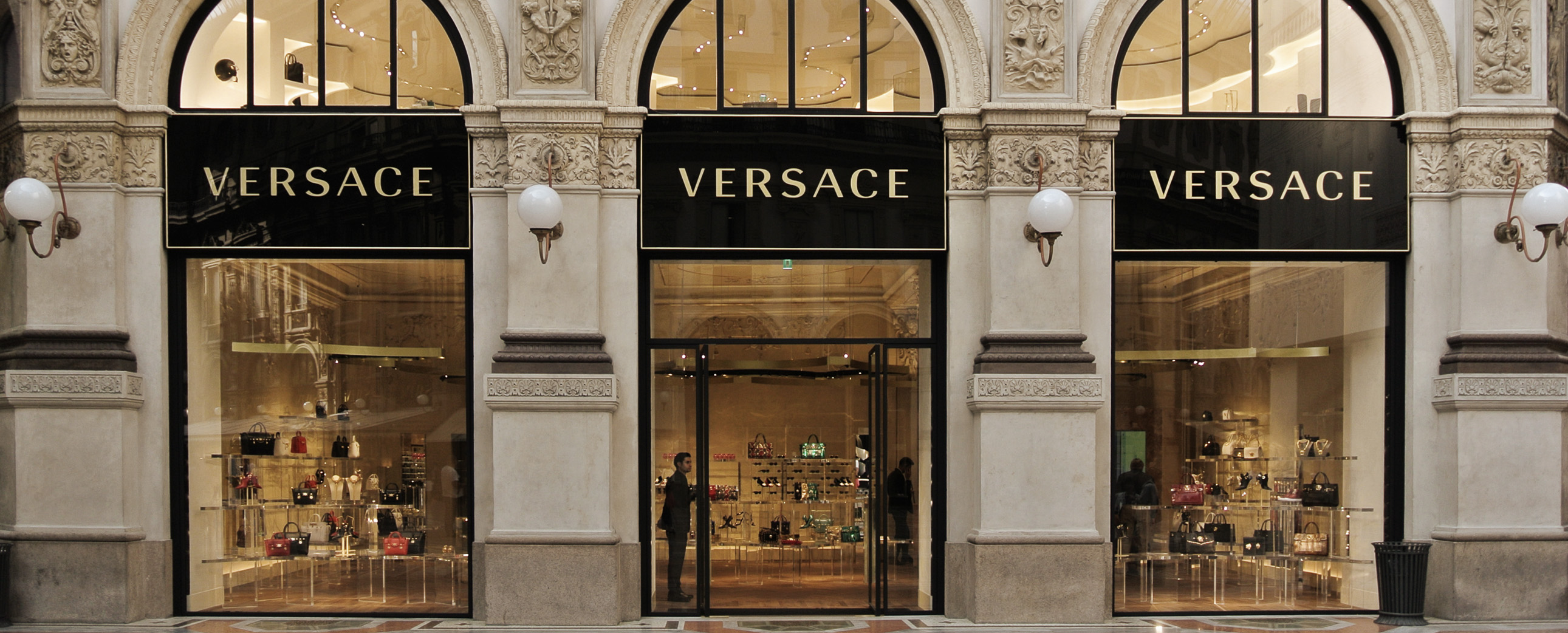 Versace é acusada de utilizar 'código' para se referir a clientes e consumidores negros nas lojas