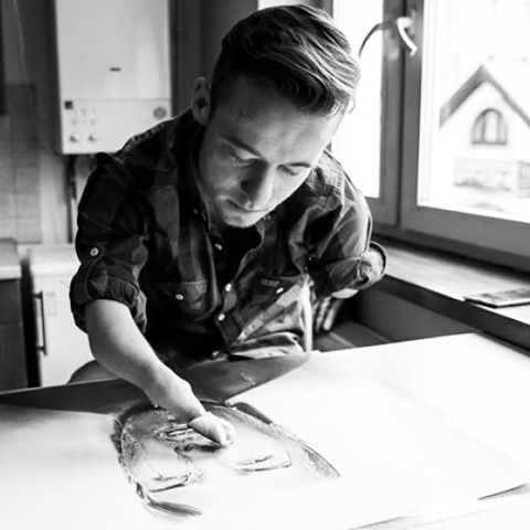 "Para mim, deficiência não significa que sou incapaz de viver minha própria vida, que também é maravilhosa", explica Mariusz Kedzierski, artista polonês que impressiona pelo talento mesmo em condições pouco favoráveis