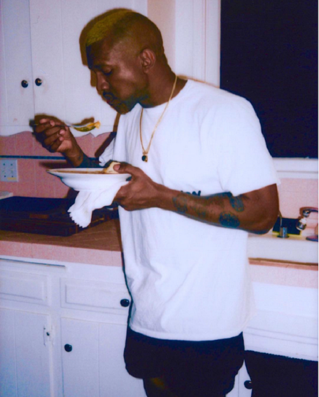 Kanye West batendo um pratão na frente da pia
