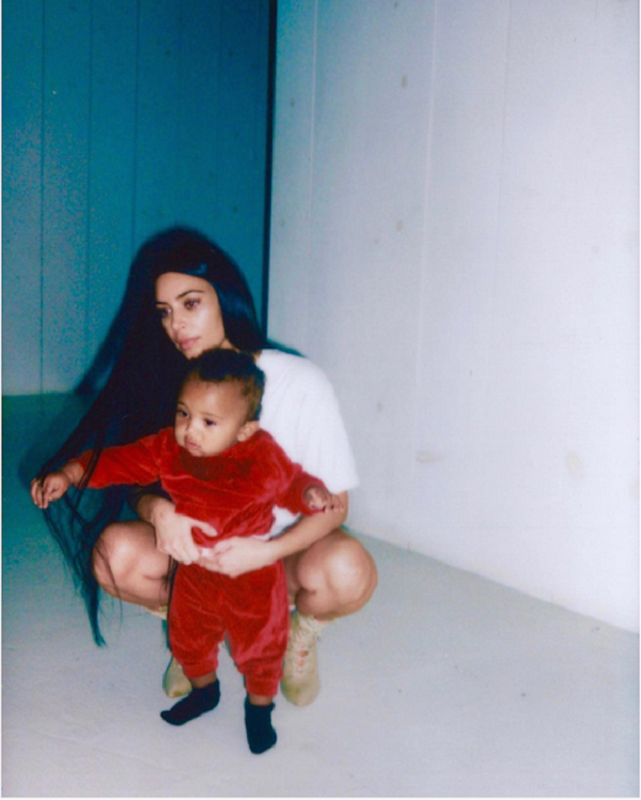 Kim Kardashian aparece em versão mais intimista com o filho