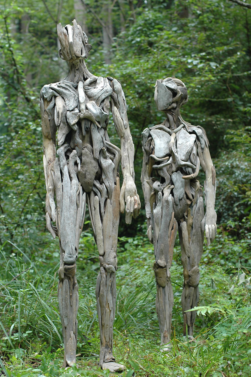 Esculturas feitas com troncos de árvores lembram aliens sinistros