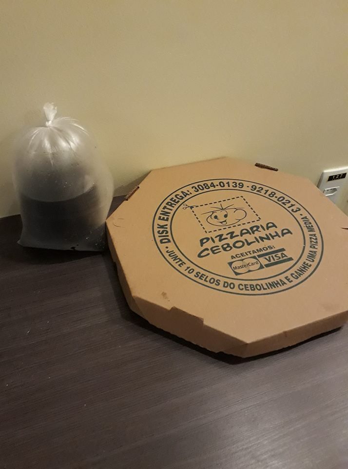 A pizza com refrigerante no saco