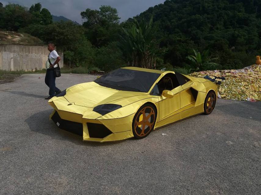 A Lamborghini foi criada por Lin Zhao Wei, de 26 anos, para o Qing Ming, uma festival chinês que dura três dias e é para reverenciar os mortos