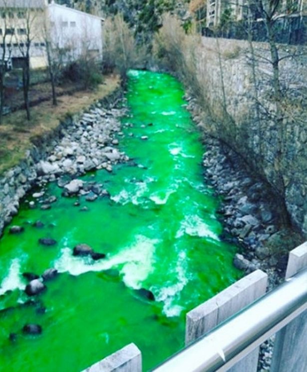 Rio verde em Andorra 